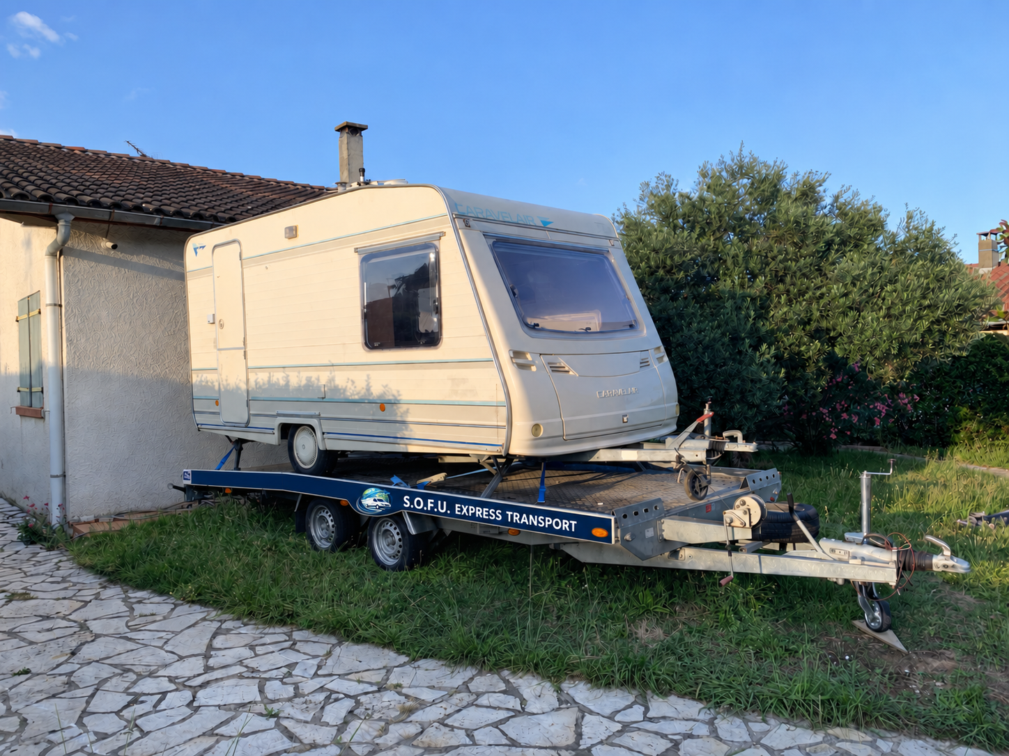 Caravane transportée sur la plateforme S.O.F.U. Express