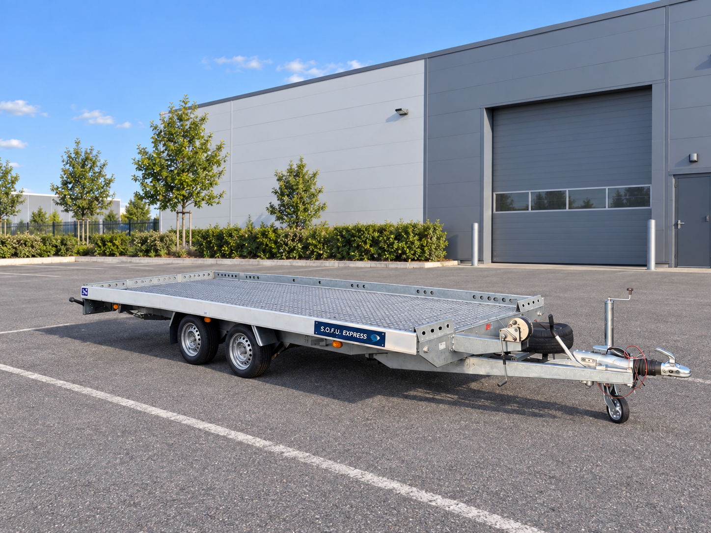 Remorque plateforme S.O.F.U. Express vide et visible en entier