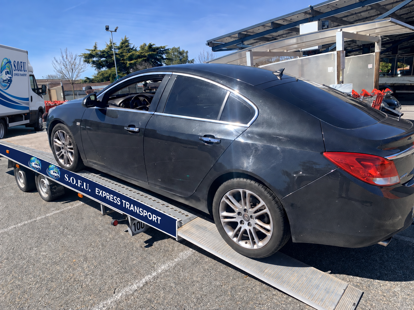 Automobile transportée sur la plateforme S.O.F.U. Express